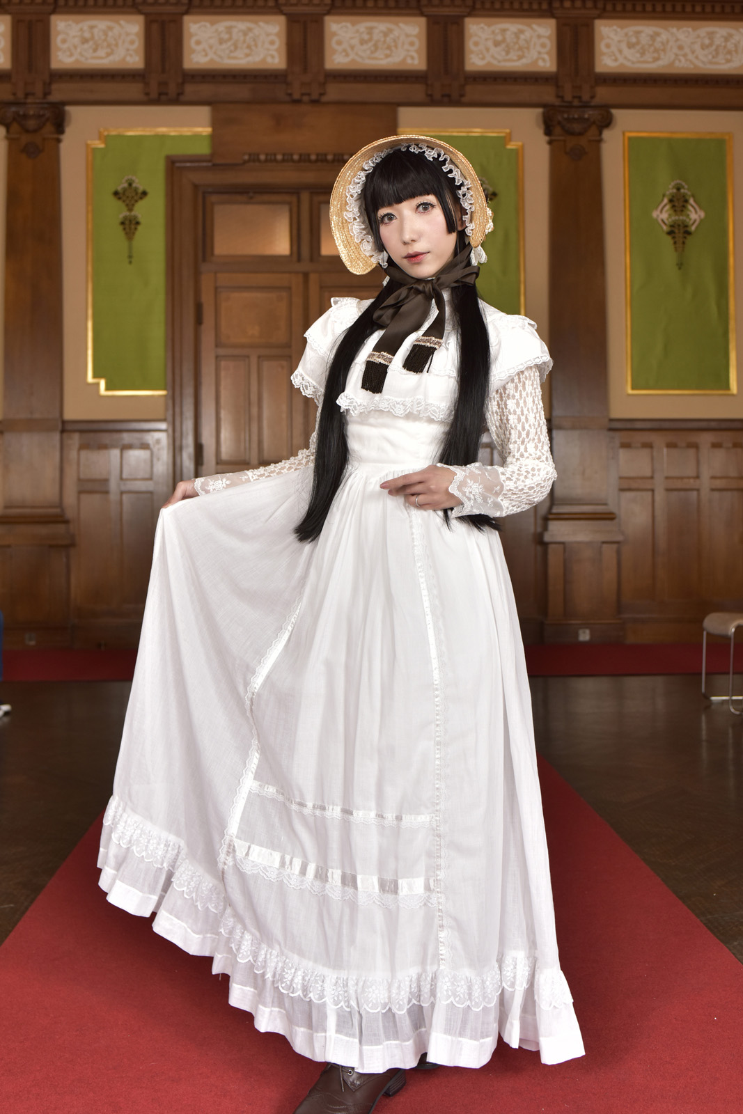 GUNNE SAXの白いヴィンテージドレスとL'aristocratieのストローボンネットでコーディネートしている写真。