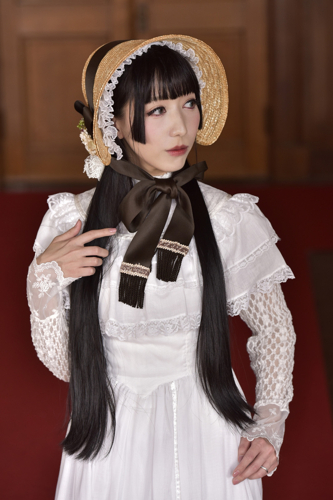 上半身の写真でラリストクラシーのふろーりあストローボンネットの装飾がよくわかる写真。斜めから。