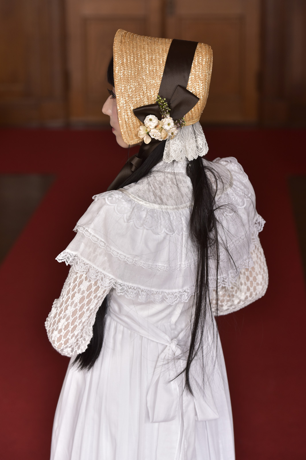 上半身の写真でラリストクラシーのふろーりあストローボンネットの装飾がよくわかる写真。横から。