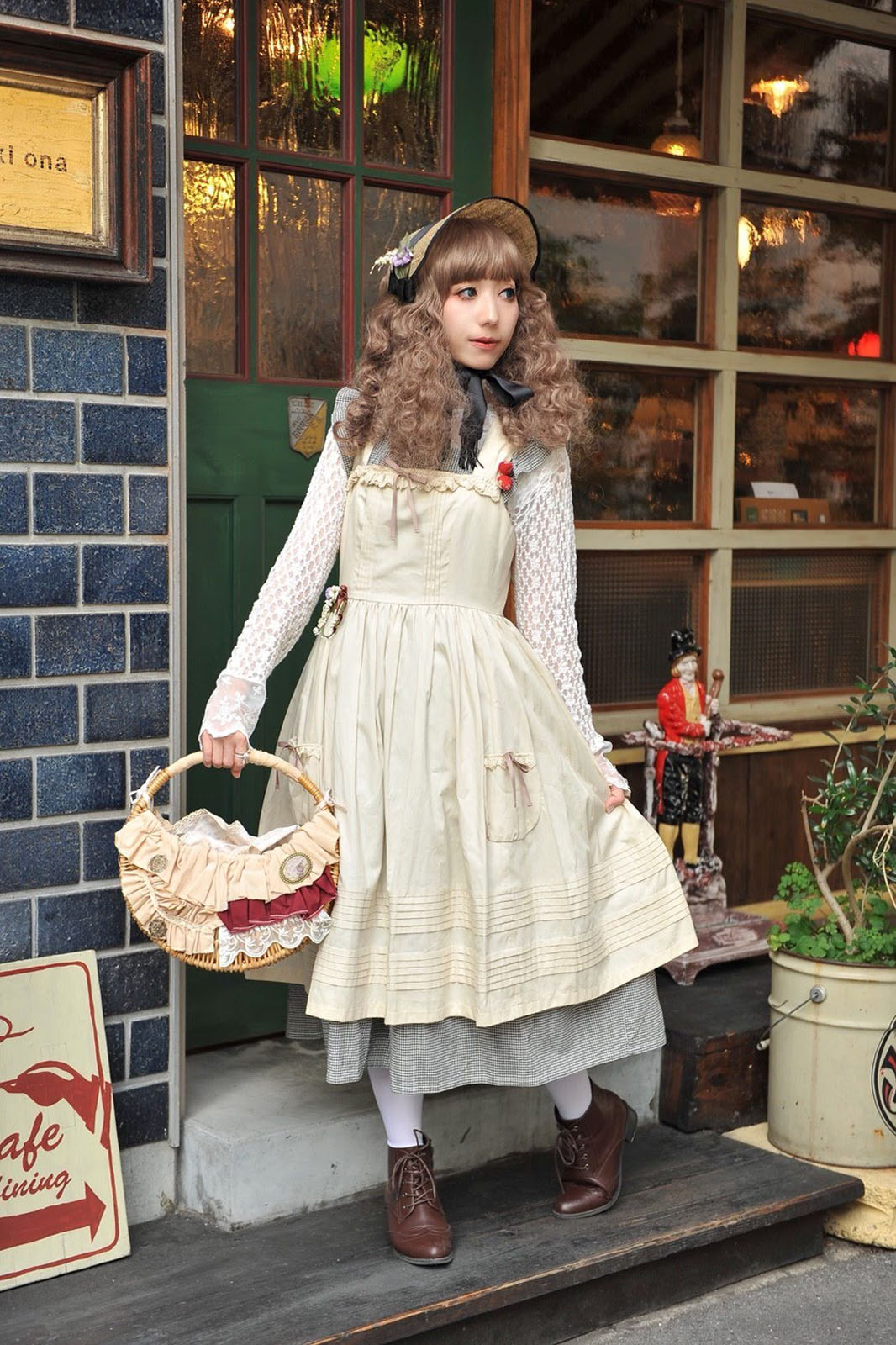 Victorian maidenのタブリエとL'aristocratieのヘッドドレスでカントリー調のコーディネートをしているRizzell