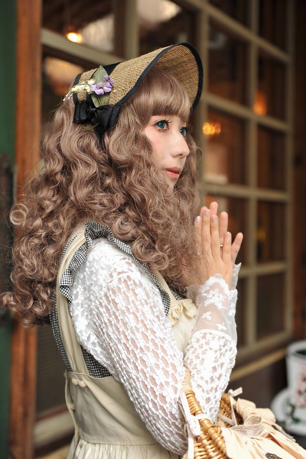 Victorian maidenのタブリエとL'aristocratieのヘッドドレスでカントリー調のコーディネートをしているRizzell。アップの写真