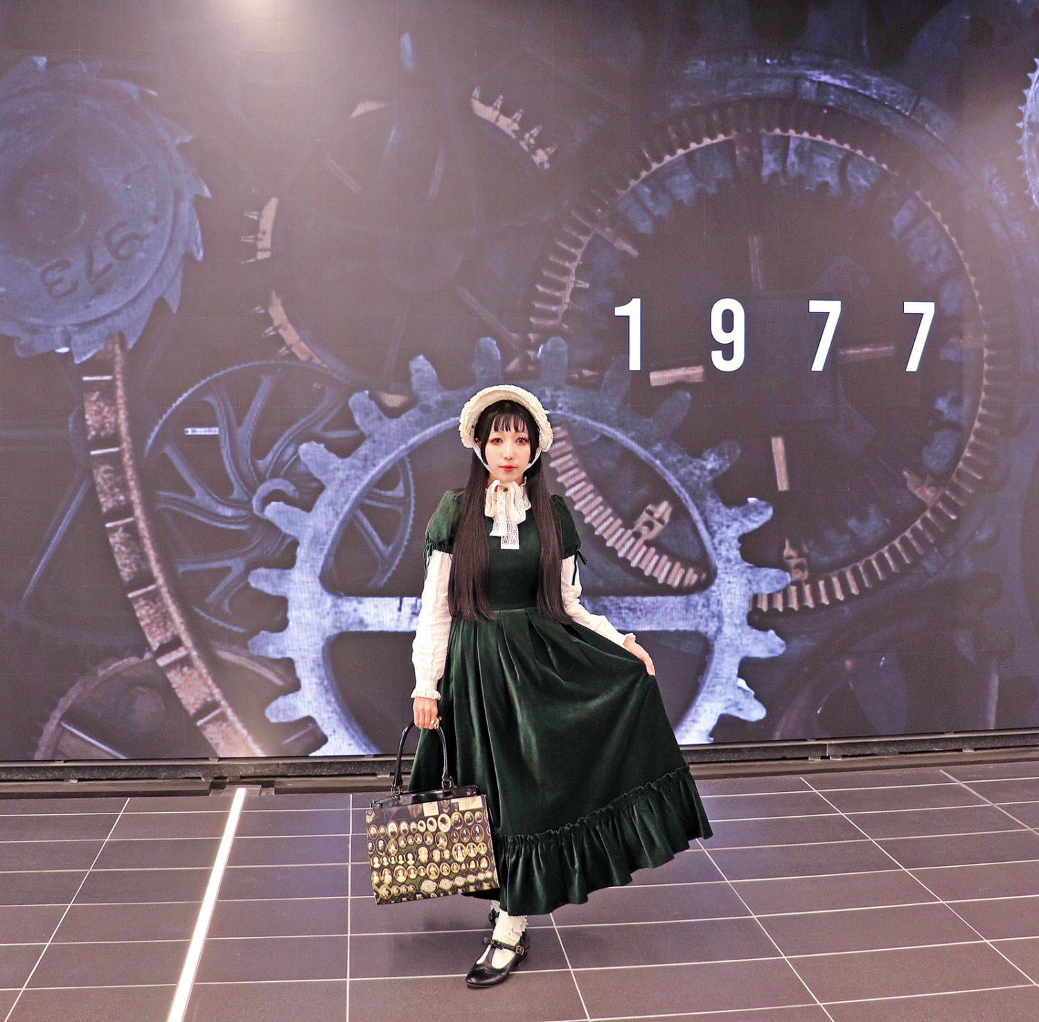 Ladyマロリーロングドレスとラリストクラシーのビスキュイプーぺヘッドドレスを着用して、夢洲駅で撮影している。wearing Lady Mallory long dress from Victorian maiden.
